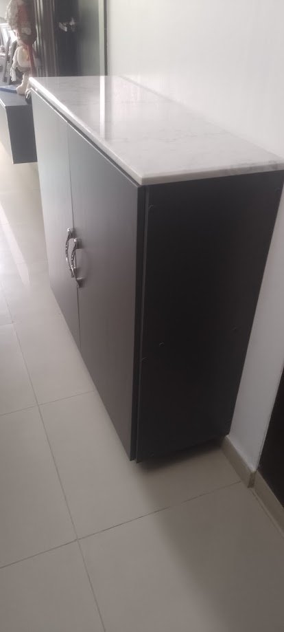 Mueble bajo con cubierta de mármol