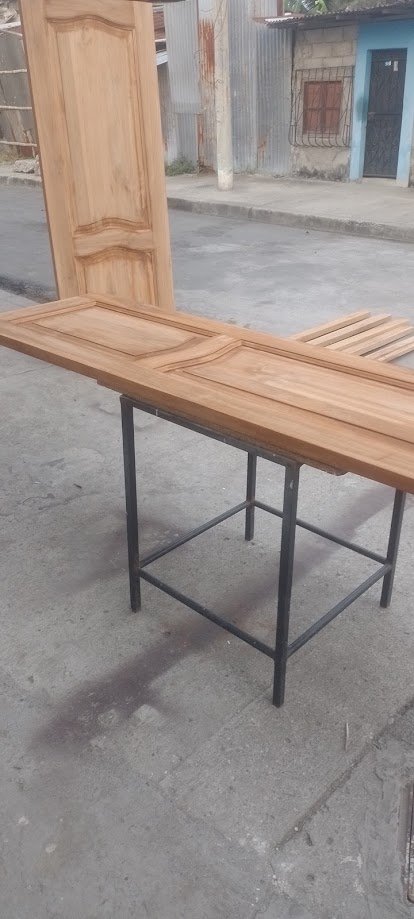 Puertas de madera en proceso de acabado